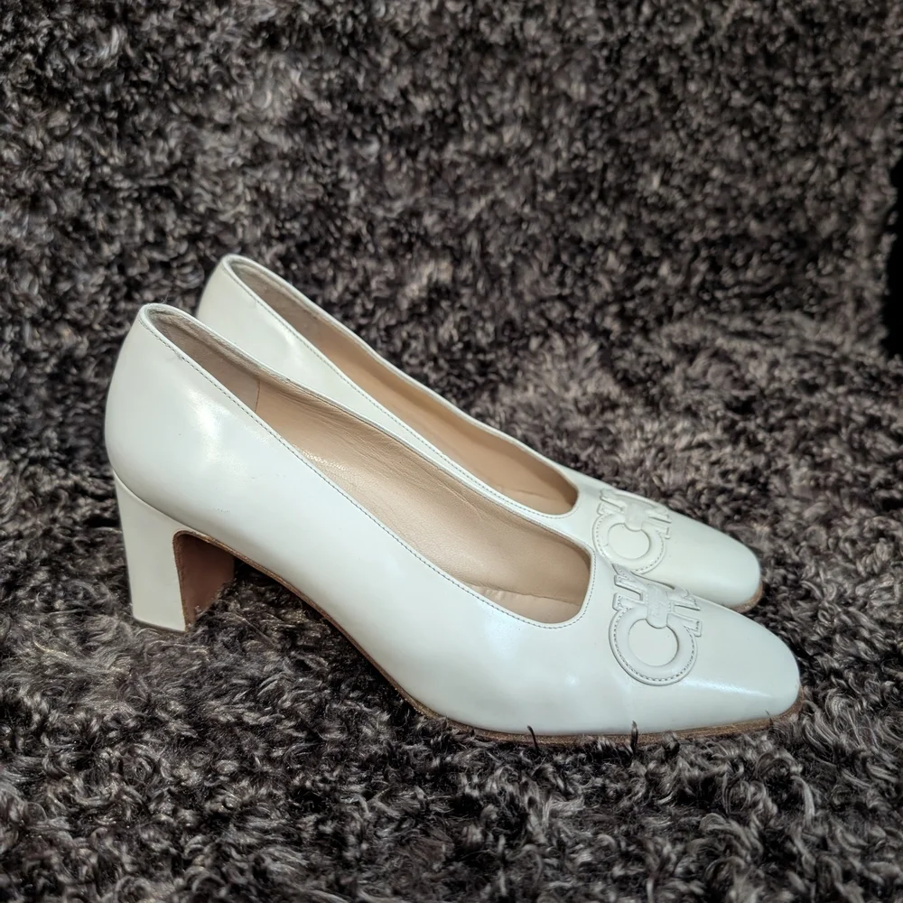 Salvatore Ferragamo Women's Beige Leather Pumps - Picture 2 of 9
